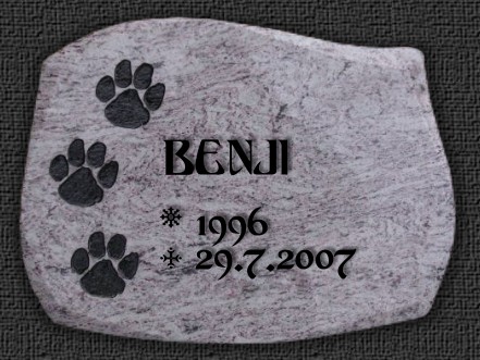 Grabstein mit Pfotenabdr&uuml;cken